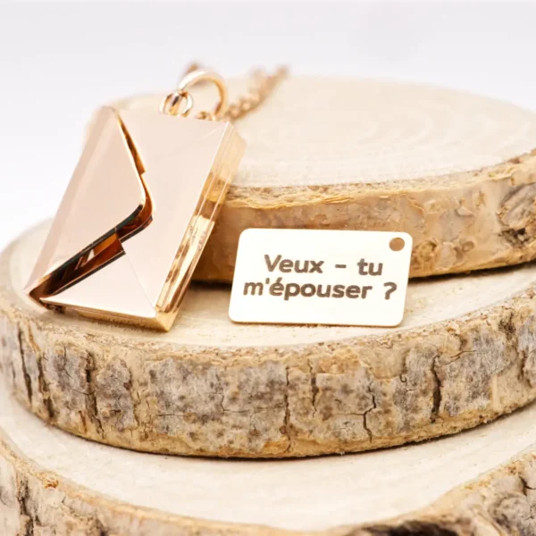 Collier personnalisé en forme d'enveloppe : Un bijou qui raconte votre histoire